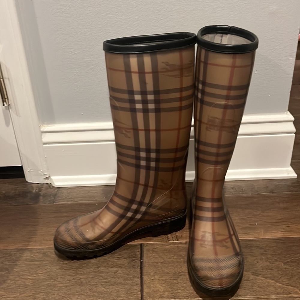 Adorable Burberry Rainboots - Picture 2 of 4